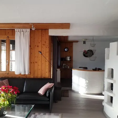 Bel Dans Un Typique Apartament *